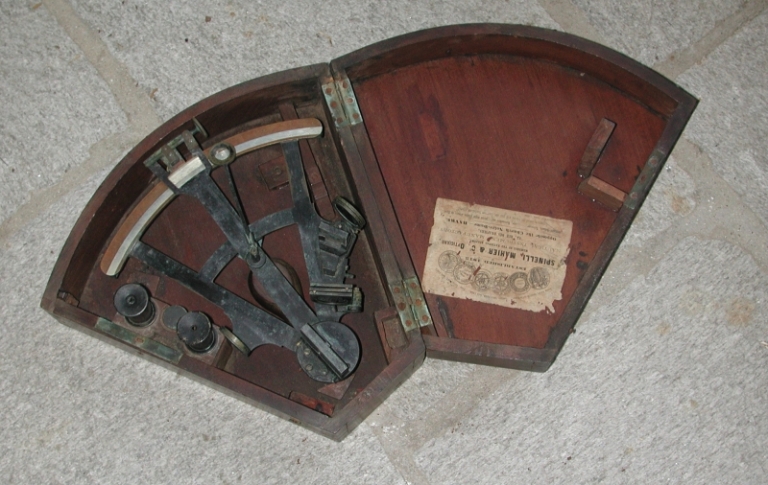 Instrument de mesure des angles : sextant