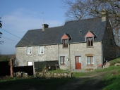 Alignement de maisons, le Rouvre (Saint-Pierre-de-Plesguen fusionnée en Mesnil-Roc'h en 2019)