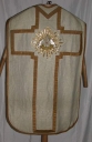 Ornement blanc 1 : chasuble, bourse de corporal, étole, manipule, voile de calice