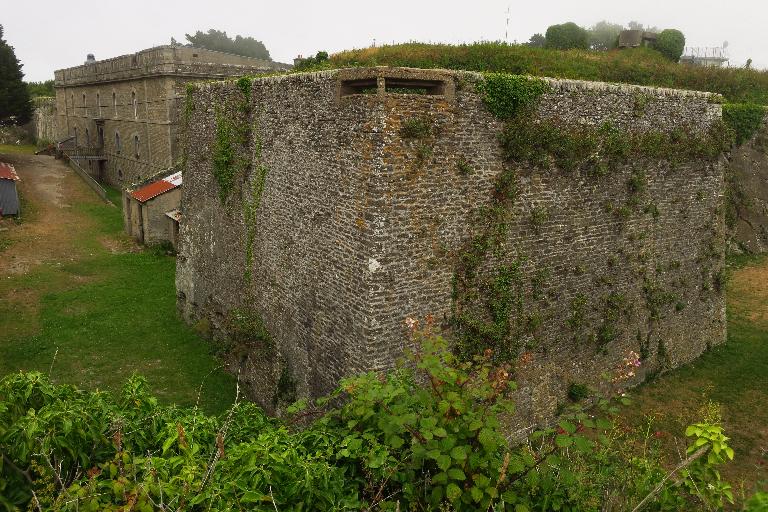 Fort dit Fort Surville actuellement colonie de vacances, Pointe de la Croix (Groix)
