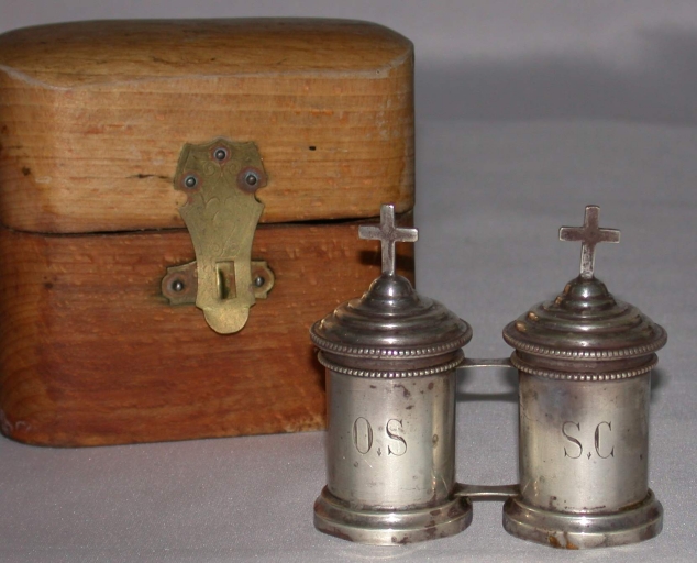 Ampoule à huile des catéchumènes et ampoule à saint chrême dans leur boîte