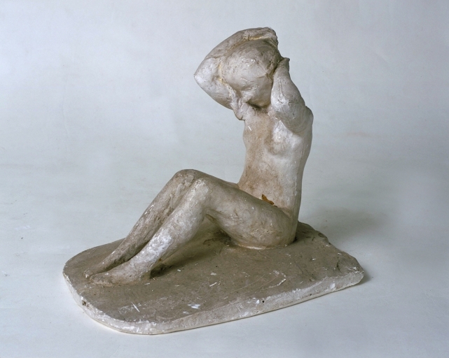 Statue : Femme assise se coiffant