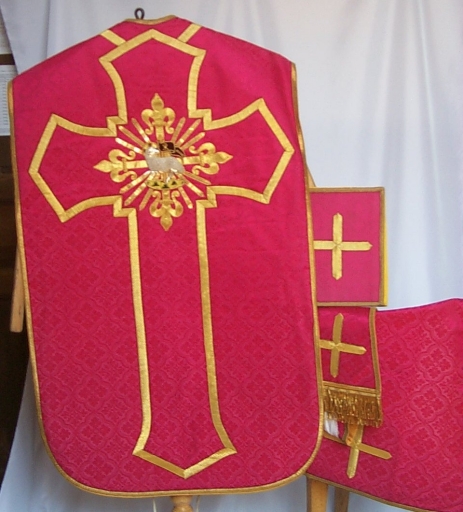 Ornement rouge 1 : chape, chasuble, bourse de corporal, étole, voile de calice