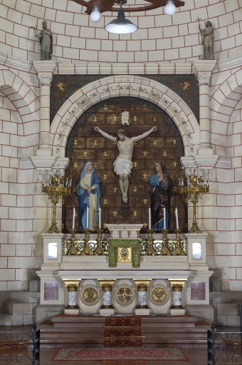 Ensemble du maître-autel : autel, tabernacle, 2 gradins d'autel, degrés d'autel