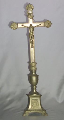 Garniture d'autel 2 : croix d'autel, 4 chandeliers d'autel