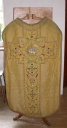 Ornement doré : chasuble, étole, manipule et bourse de corporal