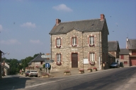 Mairie, écoles, presbytère, cimetière et monuments aux morts sur la commune de Campel (fusionnée en Val d'Anast en 2017)