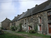 Alignement de maisons, le Pont d'Apé (Sainte-Marie)