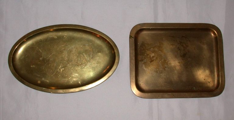 Ensemble de 2 plateaux de communion