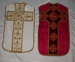 Ornement rouge : chasuble, étole, manipule, bourse de corporal et voile de calice