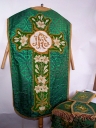Ornement vert 2 : chasuble, étole, manipule, bourse de corporal, voile de calice