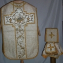 Ornement blanc 7 : chasuble, bourse de corporal, étole, manipule, voile de calice