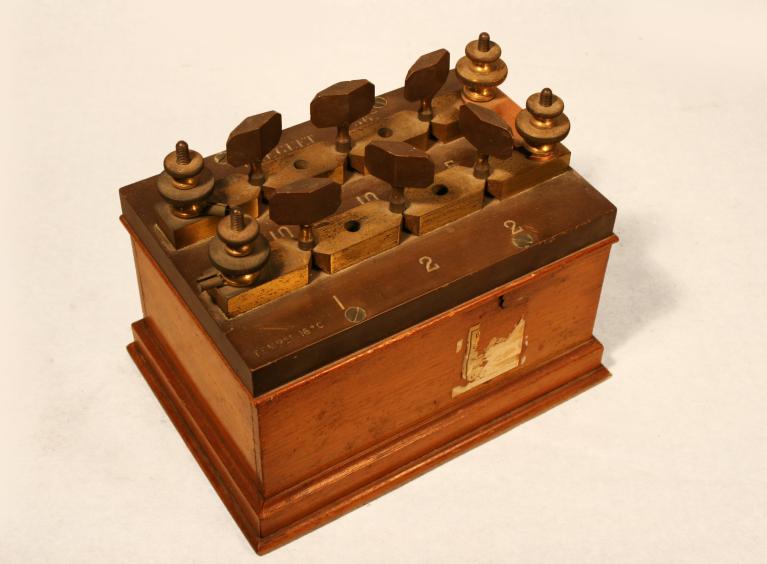 Présentation de la collection d'instruments scientifiques du lycée Émile Zola, Avenue Jean Janvier (Rennes)