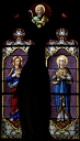 Ensemble des verrières à personnages des baies 1 et 2 : Sacrés Coeurs de Jésus et de Marie, Saint Pierre, Saint Paul, et des verrières décoratives des baies 3 à 6