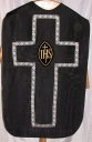 Ornement noir 3 : chasuble, étole, manipule
