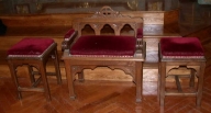 Fauteuil de célébrant et paire de tabourets d'église