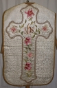 Ornement blanc 5 : chasuble, bourse de corporal, manipule, voile de calice