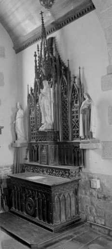 Ensemble de mobilier néogothique : autel, retable de la Vierge ; clôture, confessionnal, baldaquin des fonts baptismaux, fonts baptismaux, tableau : Baptême du christ (Chauvigné)