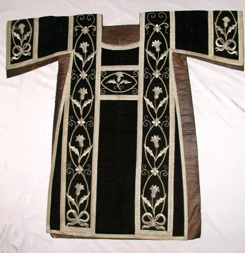 Paire 2 de dalmatiques avec leur manipule, étole