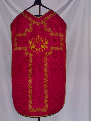 Ornement rouge 4 : chasuble, bourse de corporal, étole, manipule, voile de calice
