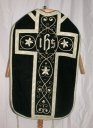 Ornement noir 3 : chasuble, étole, manipule et bourse de corporal