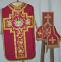 Ornement rouge 2 : chasuble, bourse de corporal, étole, manipule, voile de calice
