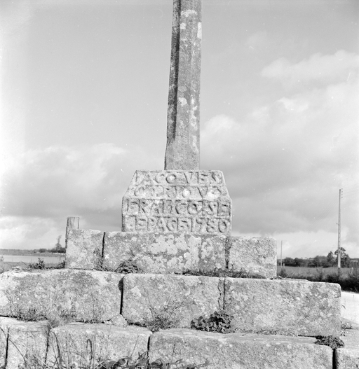 Croix monumentale, Croas Névez (Quéménéven)