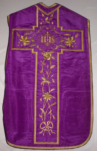 Ornement violet 1 : chasuble, bourse de corporal, étole, manipule, voile de calice