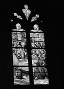 Verrières (8) (verrière à personnages, verrière hagiographique, verrière historiée, rose) : Cène, Calvaire, Annonciation, Jésus présenté au peuple, Christ juge, Baptême du Christ, Baptême de Clovis 1er, Baptême de Constantin (baies 1, 2, 3, 6, 80, 12, 14), église paroissiale Saint-Georges (Châtillon-en-Vendelais)