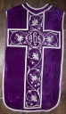 Ornement violet 1 : chasuble, étole, manipule, voile de calice et bourse de corporal