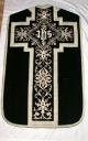 Ornement noir 1 : chasuble, étole, bourse de corporal, voile de calice et manipule
