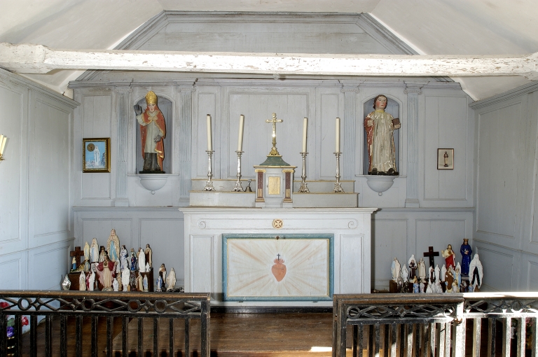 Ensemble de l'autel : autel, retable, 2 gradins d'autel, 2 degrés d'autel