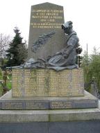 Monument aux morts, place des Forces Françaises Libres (Ploemeur)
