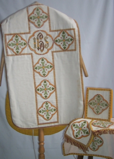 Ornement blanc 1 : chasuble, bourse du corporal, étole, manipule, voile de calice