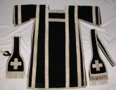 Paire 2 de dalmatiques avec leur manipule et leur étole