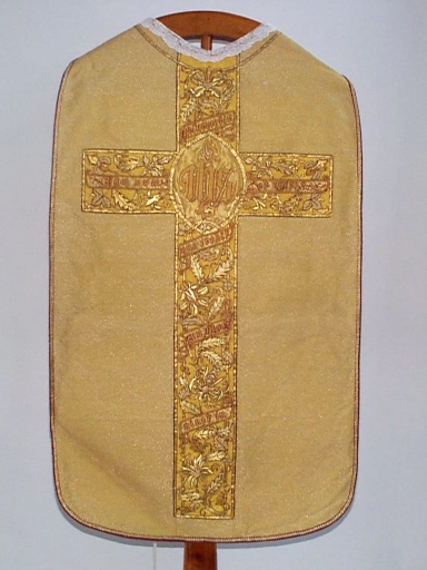 Ornement doré 2 : chasuble, bourse de corporal, étole, manipule, voile de calice