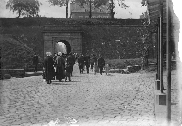 Porte de Landerneau (4e quart 17e siècle) et porte Saint-Louis (1821) puis place des Portes, Quartier intra-muros de la rive gauche (Brest)