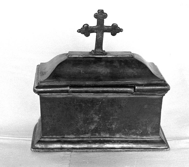 Coffret aux saintes huiles, église paroissiale Saint-André (Le Roc-Saint-André fusionnée en Val d'Oust en 2016)