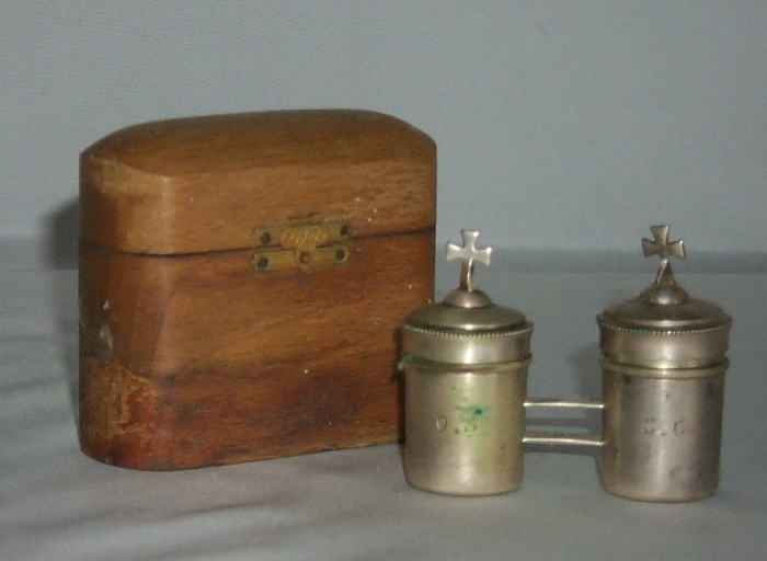 Ampoule à saint chrême, ampoule à sainte huile, coffret aux saintes huiles