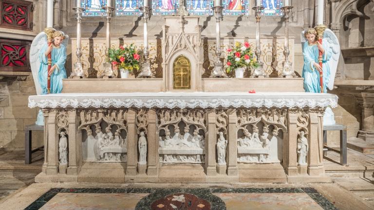 Ensemble du maître-autel : autel, tabernacle, gradin d'autel, basilique Notre-Dame-du-Roncier (Josselin)
