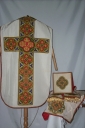 Ornement blanc 4 : chasuble, étole, manipule, voile du calice, bourse du corporal