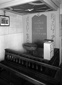 Fonts baptismaux, retable des fonts baptismaux, église paroissiale Saint-Aubin (Saint-Aubin-des-Landes)