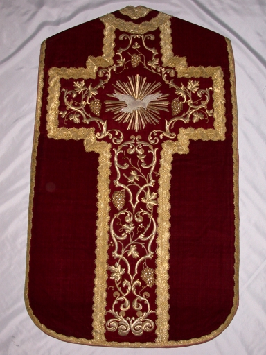 Ornement rouge 2 : chasuble, étole, bourse de corporal