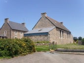 La mairie et les écoles sur la commune de Plouguiel