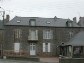 Maison, 16-18 square Albert Tostivint (Tinténiac)