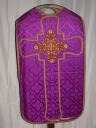 Ornement violet 2 : chasuble, étole, bourse de corporal, voile de calice et manipule