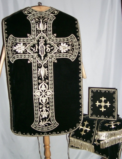 Ornement noir 3 : chasuble, étole, manipule, voile de calice, bourse de corporal