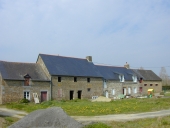 Alignement d'une maison et de deux fermes, les Chaises (Cuguen)