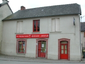 Maison à boutique, 2 place de l'église (Pleumeleuc)