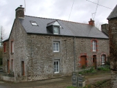 Alignement de maisons, la Motte (Saint-Pierre-de-Plesguen fusionnée en Mesnil-Roc'h en 2019)